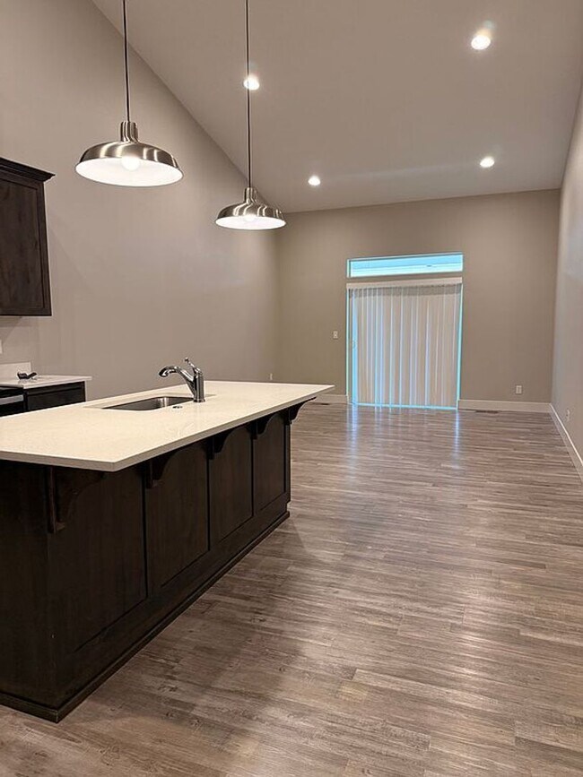 Building Photo - 321 NE Alder Wy