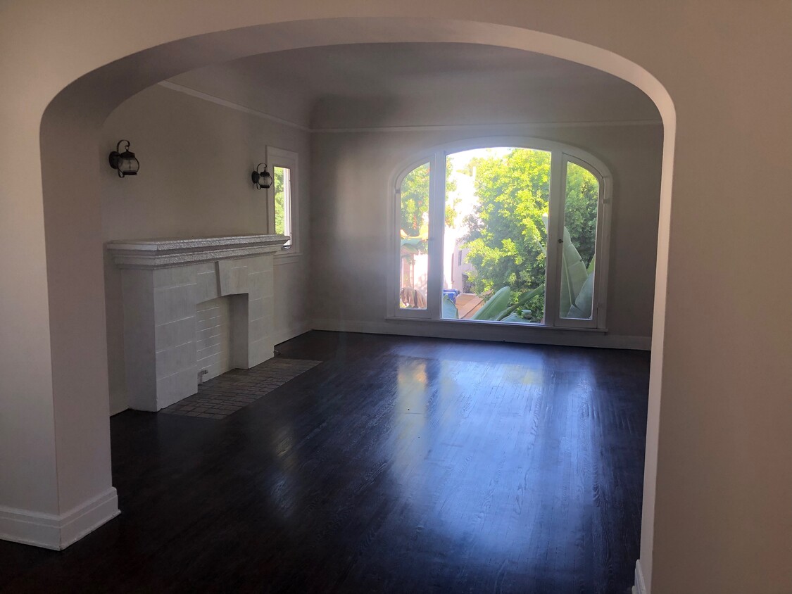 Primary Photo - 425 N Orange Grove Ave