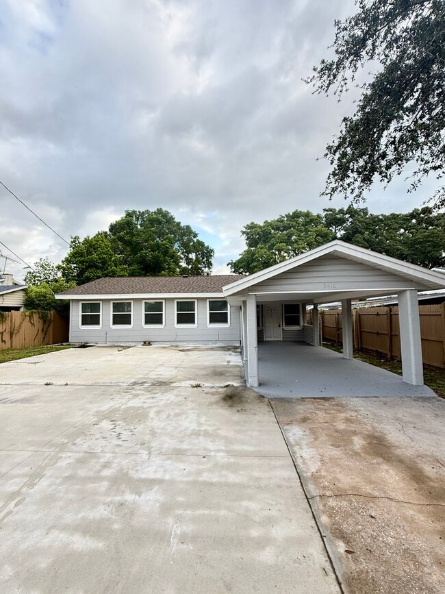 Building Photo - 2416 Golfview St