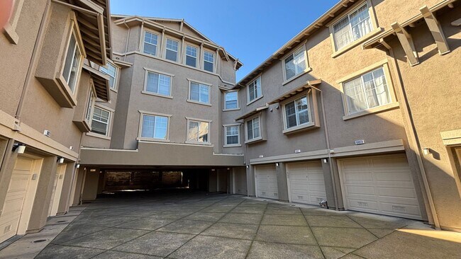 Building Photo - Nice 2 Bed townhouse style condo with prim...