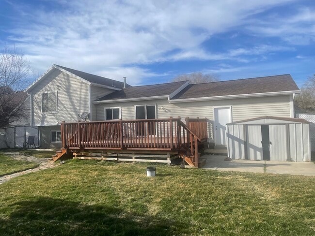 Building Photo - 758 E New England Dr