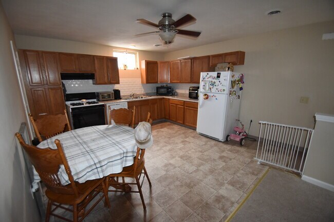 Building Photo - 668 S Main St