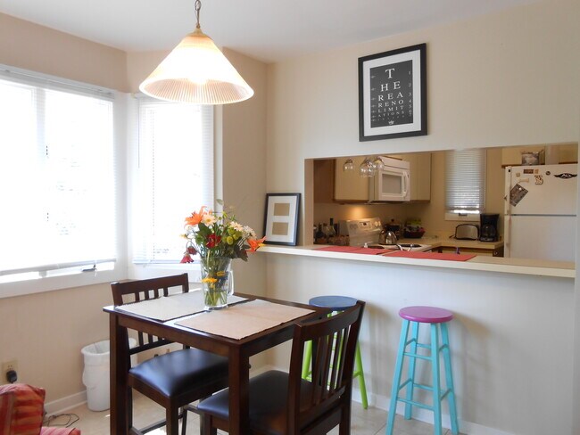 Dining area with bay windows - 702 Martin Luther King Jr Blvd