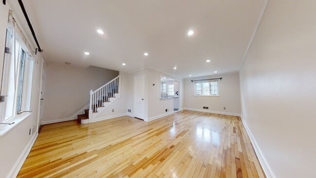Building Photo - 114 Duff St
