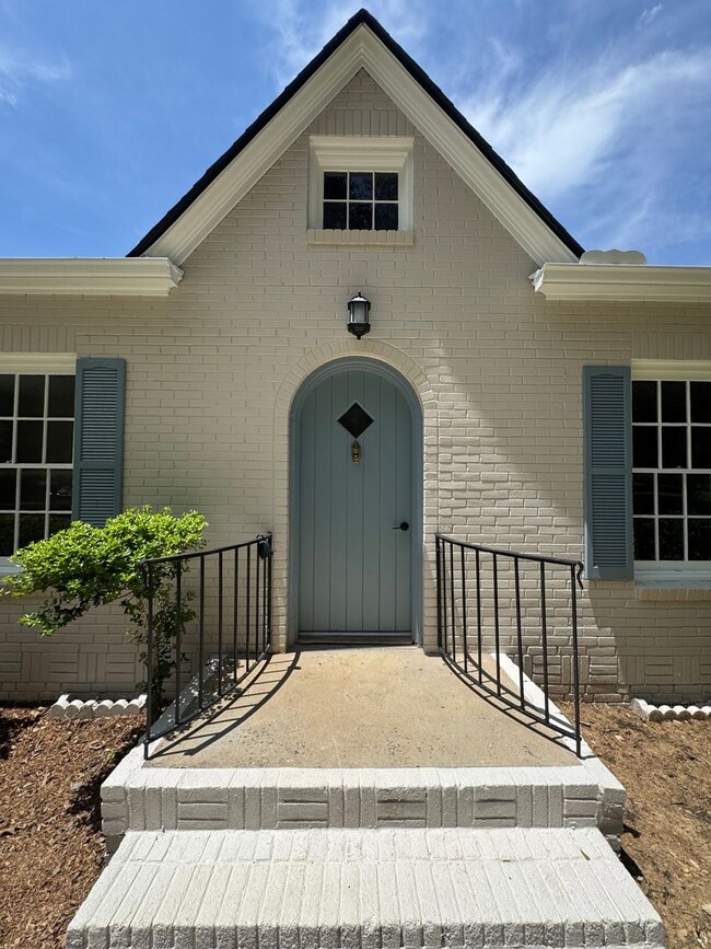 Building Photo - Renovated 3/2.5 House with bonus room in S...