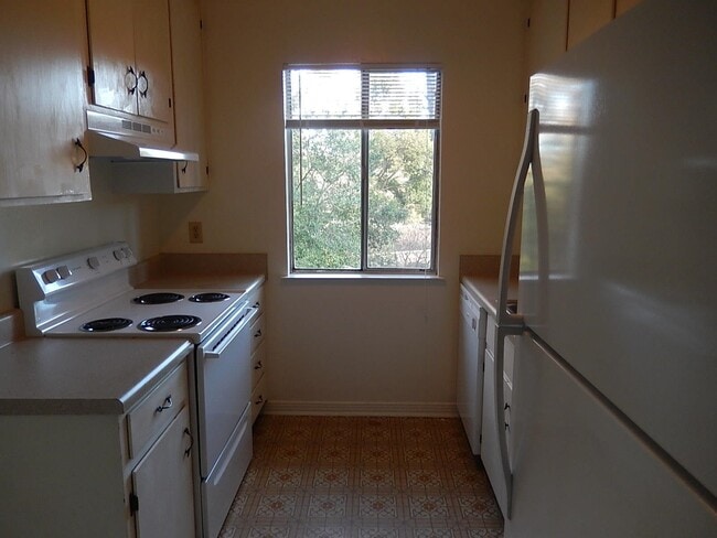 Building Photo - 1802 Salmon Dr