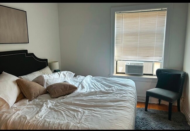 Building Photo - 1913 W Larchmont Ave