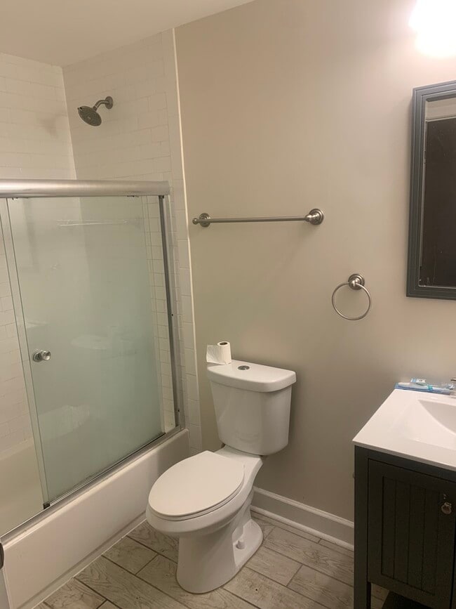 Building Photo - Room For Rent