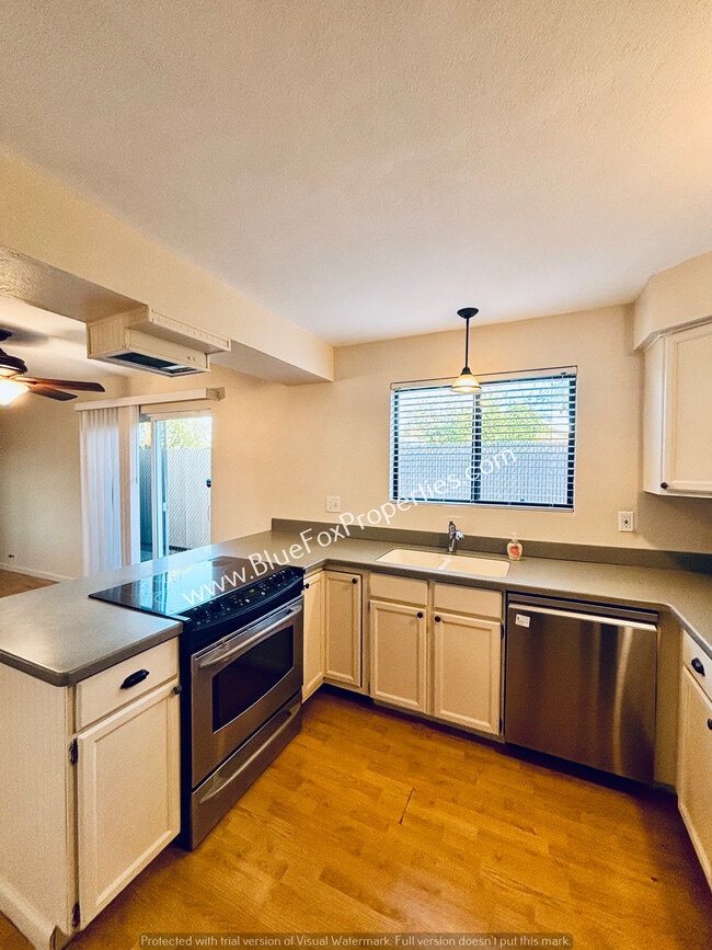 Building Photo - 945 E Desert Pkwy