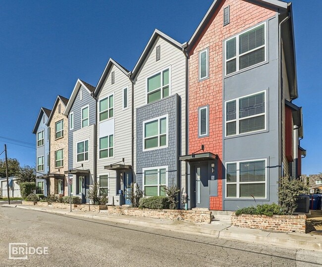Building Photo - 301 E Lamar St