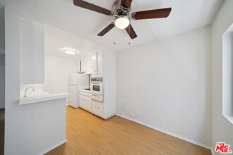 Building Photo - 7032 Lanewood Ave
