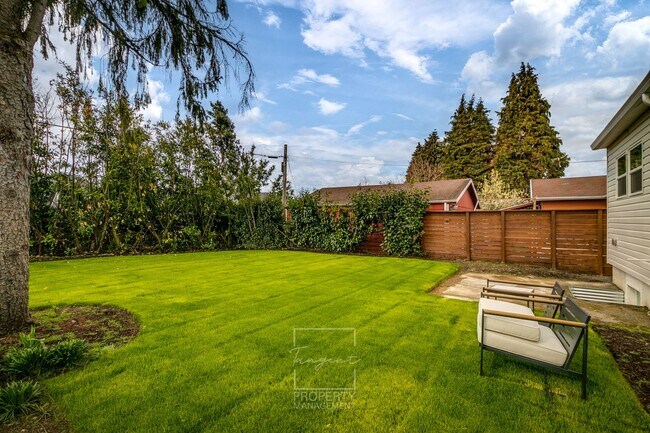 Foto del edificio - 4 Bed 2 Bath in Rose City Park!