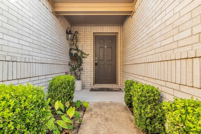 Foto del edificio - 1608 Pointe Leone