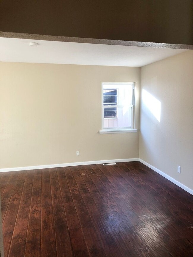 Building Photo - 3 bedroom 1.5 bathroom home Available Now