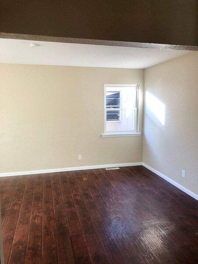 Foto del edificio - 3 bedroom 1.5 bathroom home Available Now