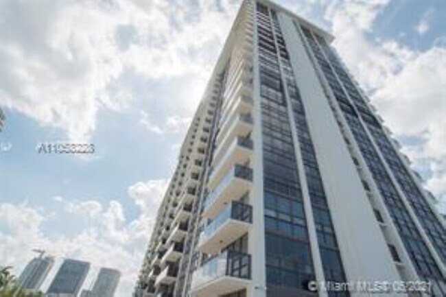 Foto del edificio - 600 NE 36th St