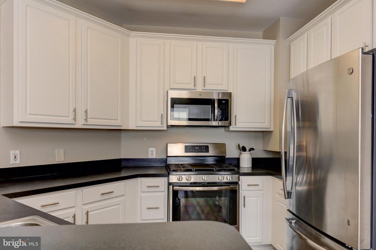 8057 Gatehouse Rd, Falls Church, VA 22042 Townhouse for Rent in Falls