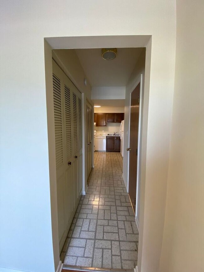 Building Photo - 3 Bedroom Townhome
