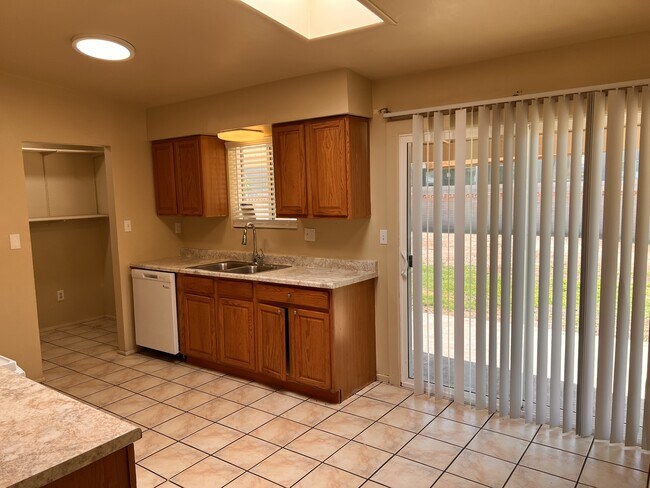 Building Photo - 2818 N Eastgate Dr