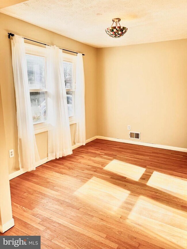 Foto del edificio - 10714 Warwick Ave