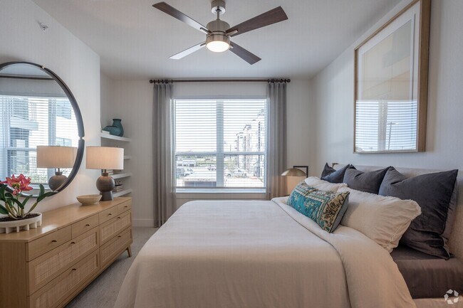 Building Photo - Luxury Living in the Heart of Downtown!