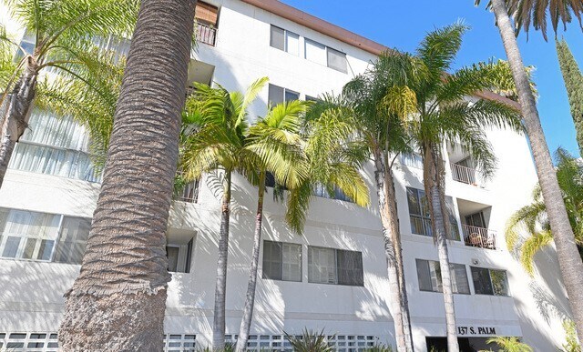 Foto principal - 137 S Palm Dr