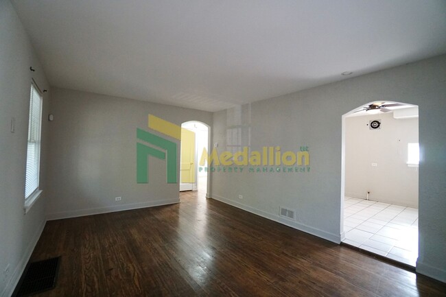 Building Photo - 10123 S Crandon Ave