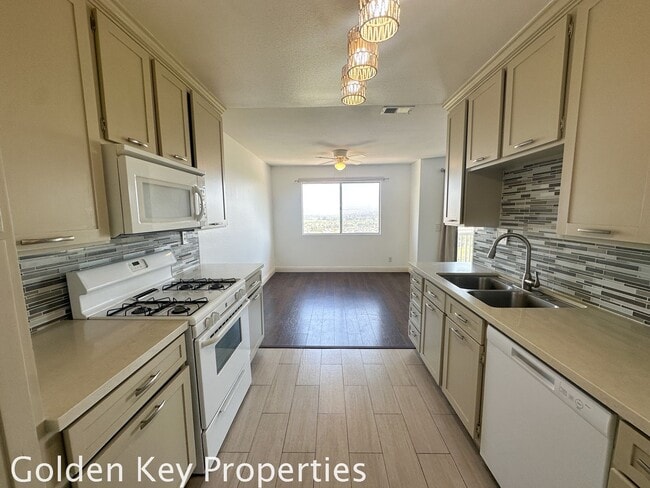 Building Photo - Beautiful upgraded 2BR condo in the Quail ...
