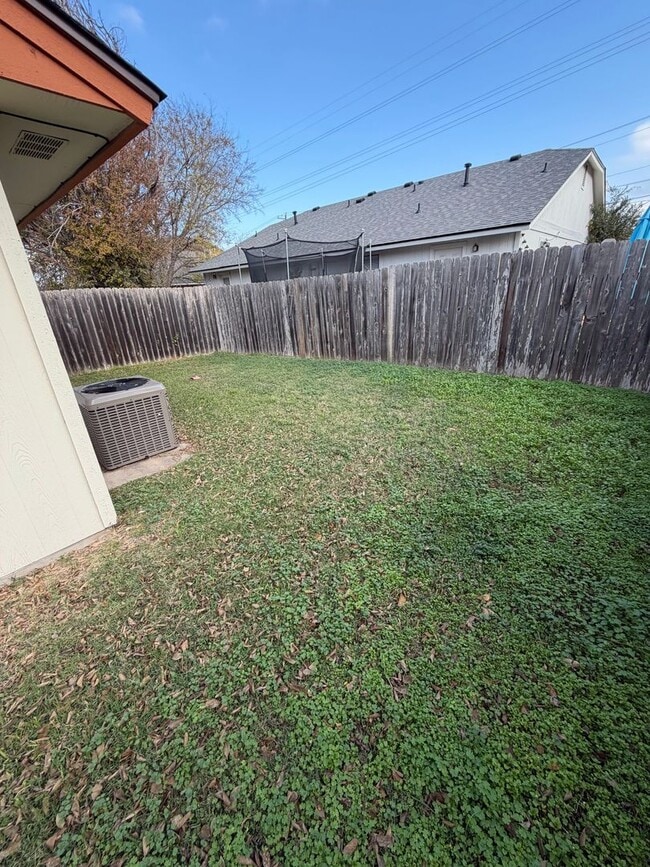 Building Photo - 2/2 with backyard (llarda)