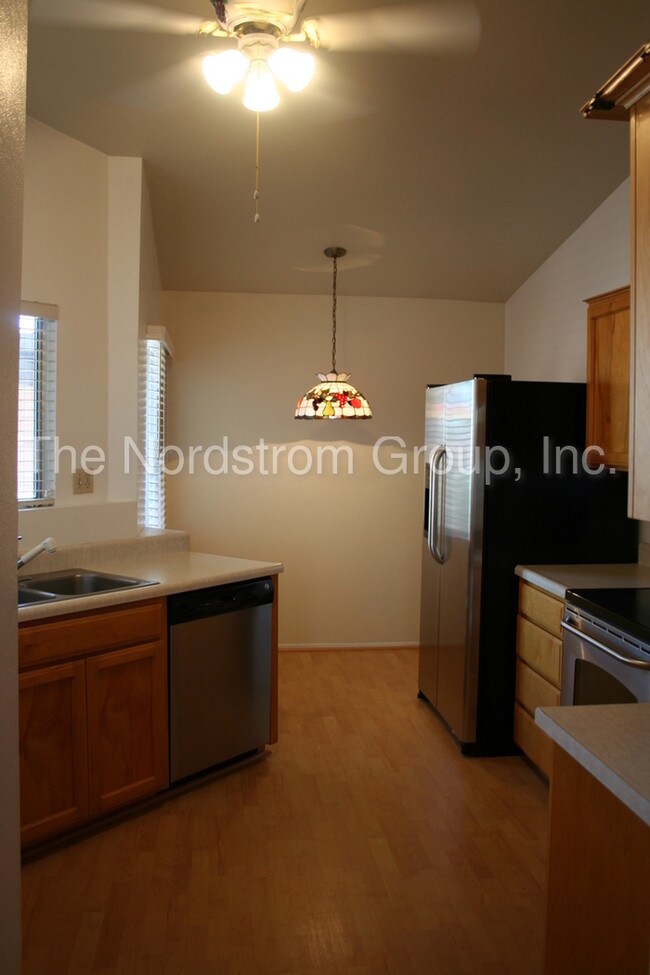 Foto del edificio - COLUMBUS/FT. LOWELL - 4304 E. Presidio Rd.