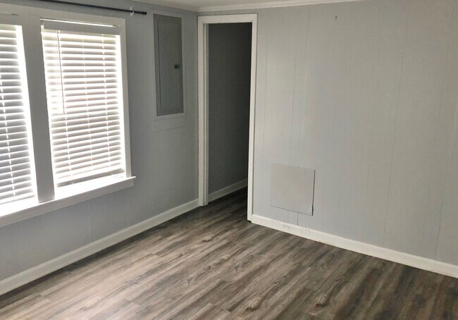 Building Photo - 2 Bedroom 1 bath