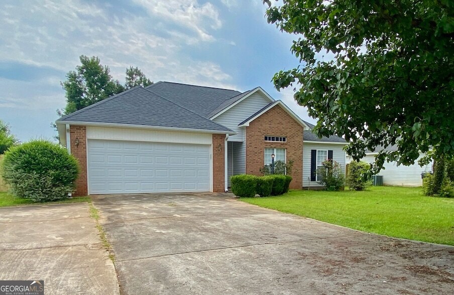 Primary Photo - 105 Luster Ct