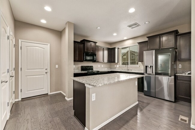 Building Photo - Spacious 5BR House in Aurora