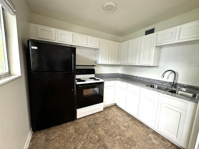 Foto del edificio - Updated 2 Bedroom / 1 Bathroom Upstairs Ri...