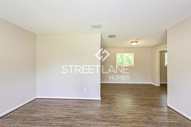 Foto del edificio - REDUCED! - Charming 3 Bedroom in Houston!
