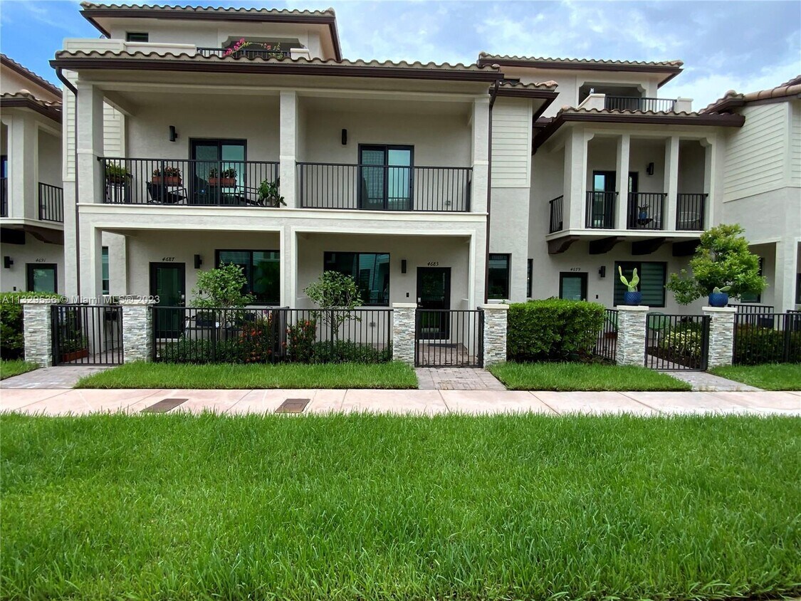 4683 NW 83rd Path, Doral, FL 33166 Townhome Rentals in Doral FL
