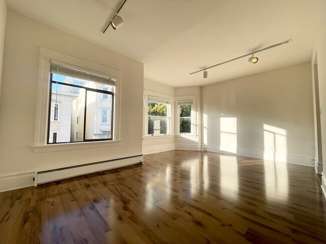Building Photo - Nob Hill: Spacious Top Floor Apartment near The Fairmont Hotel, Huntington Park, & Trader Joe's