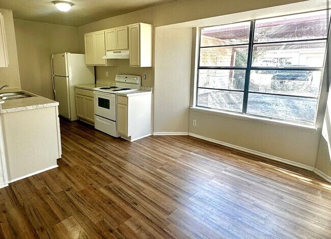 Foto del edificio - 8432 Dixon Ridge Dr