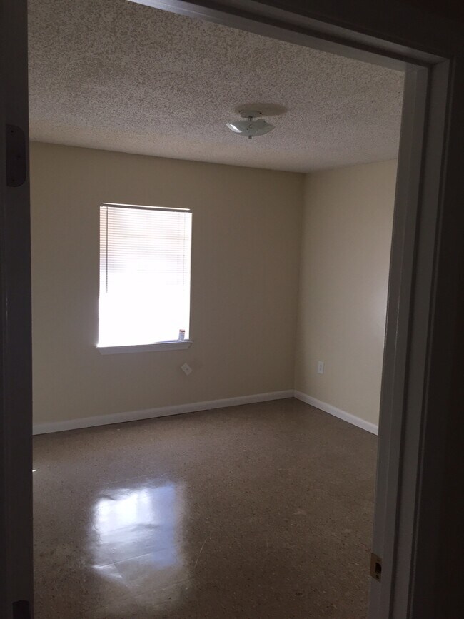 Foto del edificio - 48088 Stafford Rd