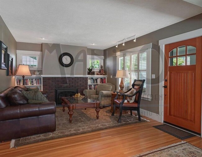 Building Photo - Stunning South Hill Home