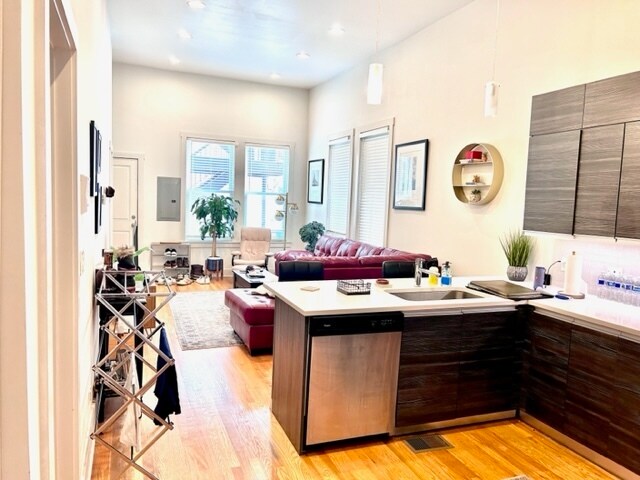 Building Photo - 1501 W Nelson St