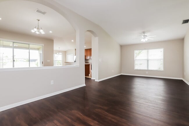 Building Photo - 6915 Runner Oak Dr