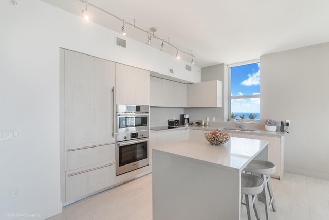 Building Photo - 4010 S Ocean Dr