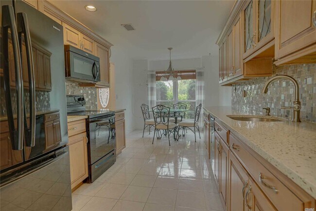 Foto del edificio - 260 Pond View Ln