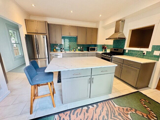 Foto del edificio - Charming 4-Bed Home with Granite Touches & Hardwood Elegance in Minneapolis!
