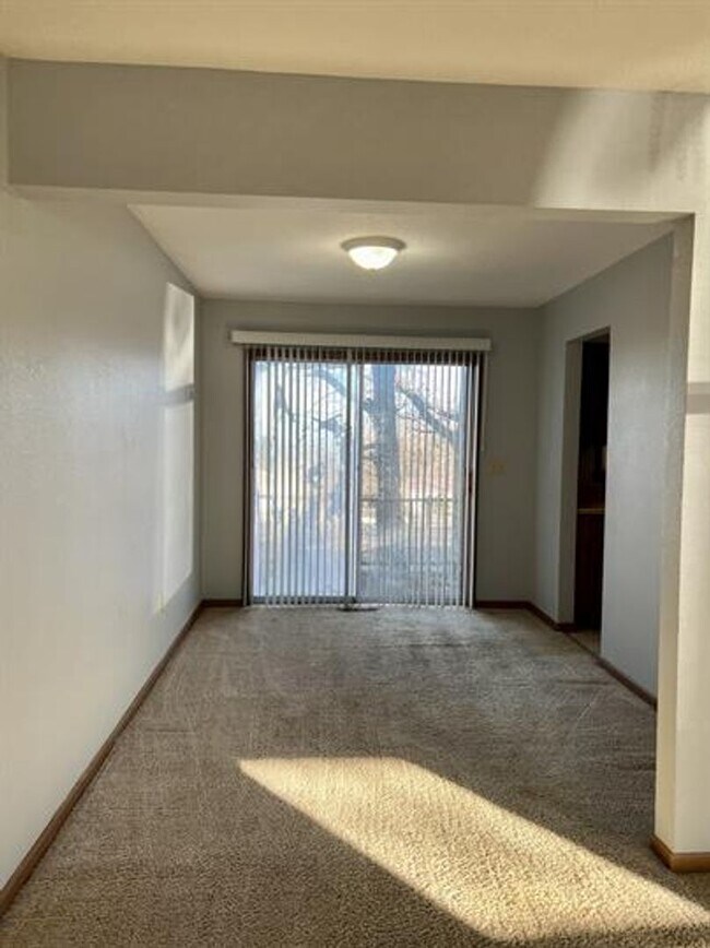 Building Photo - 207 Country Villa Ln