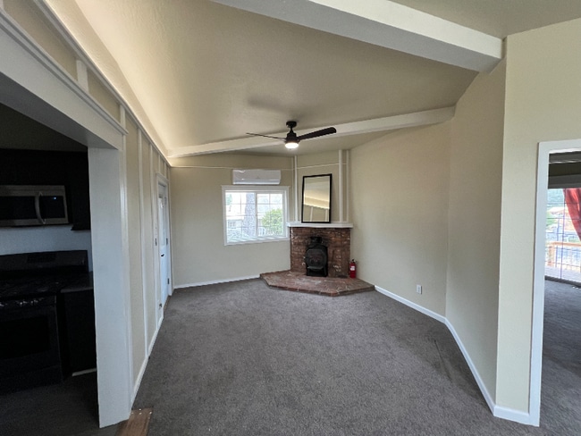 Foto del edificio - 18308 Laurel Ave