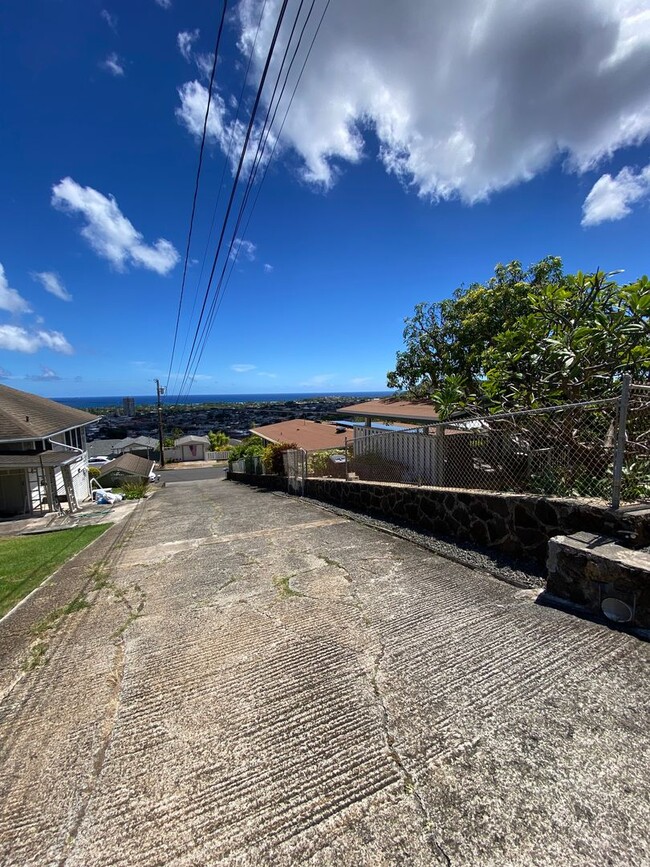 Building Photo - Large 1 Bedroom Ohana Unit in Wilhelmina Area