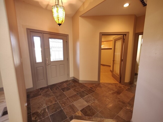 Foto del edificio - Single Level 4 Bedroom 3 Bath Beauty