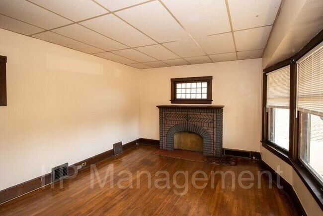 Building Photo - Spacious UP 2BD -Off Broadview! Reduced Se...